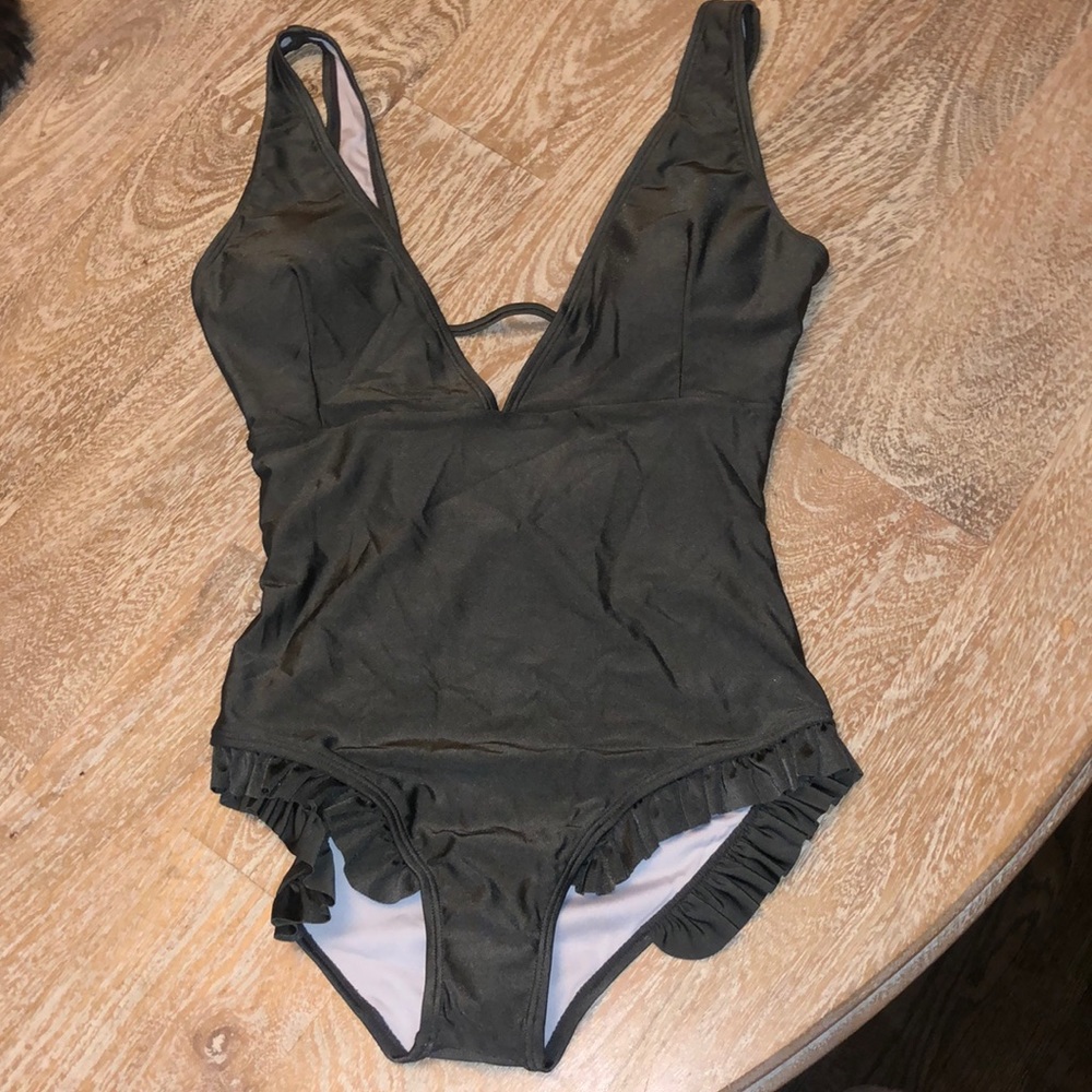 NWOT Cupshe swimsuit one piece ruffle small